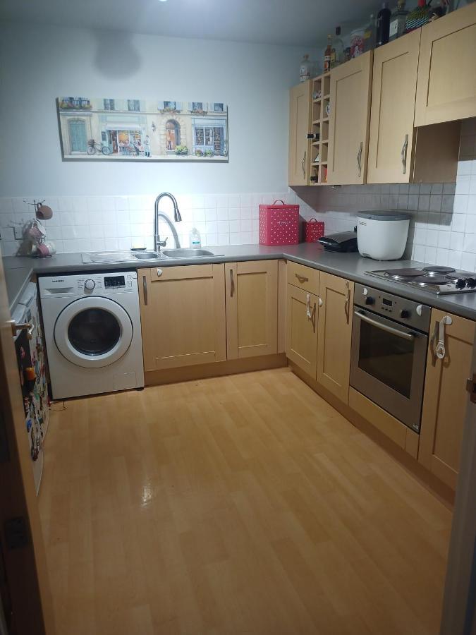 Double Room In A Top Floor Shared Apartment นอร์ทแธมป์ตัน ภายนอก รูปภาพ