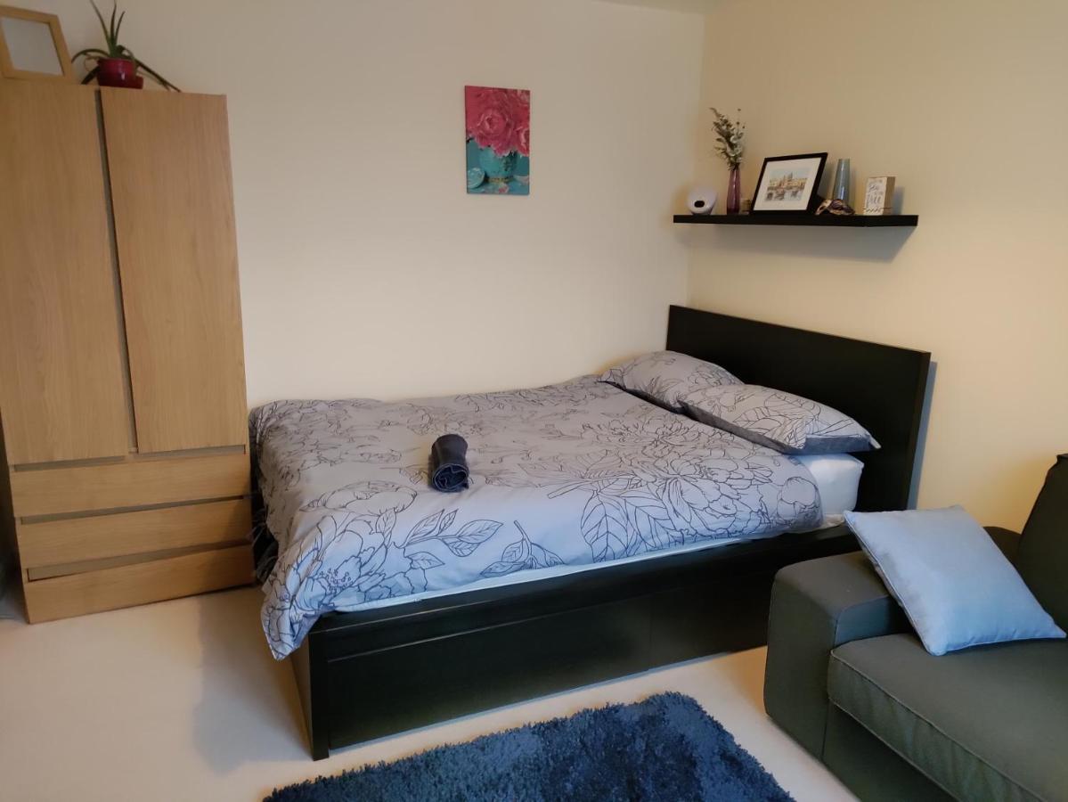 Double Room In A Top Floor Shared Apartment นอร์ทแธมป์ตัน ภายนอก รูปภาพ